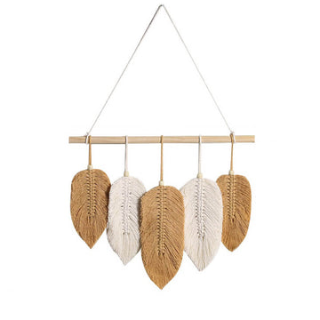 Makramowa dekoracja ścienna z piórami w stylu boho