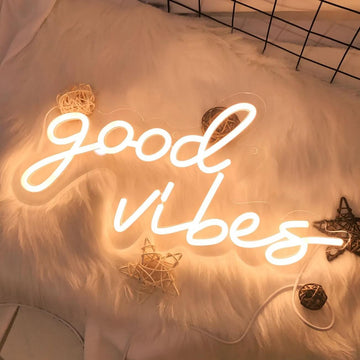 Neonowy napis ścienny Good Vibes