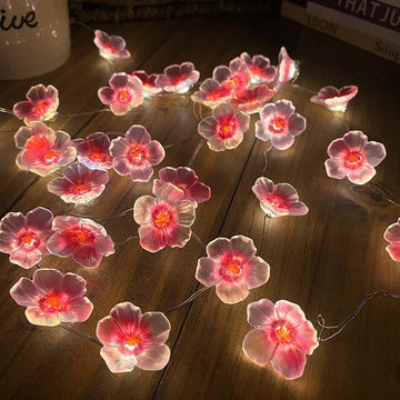 Małe różowe kwiaty - fairy lights z girlandami