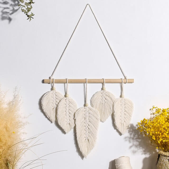 Makramowa dekoracja ścienna z piórami w stylu boho