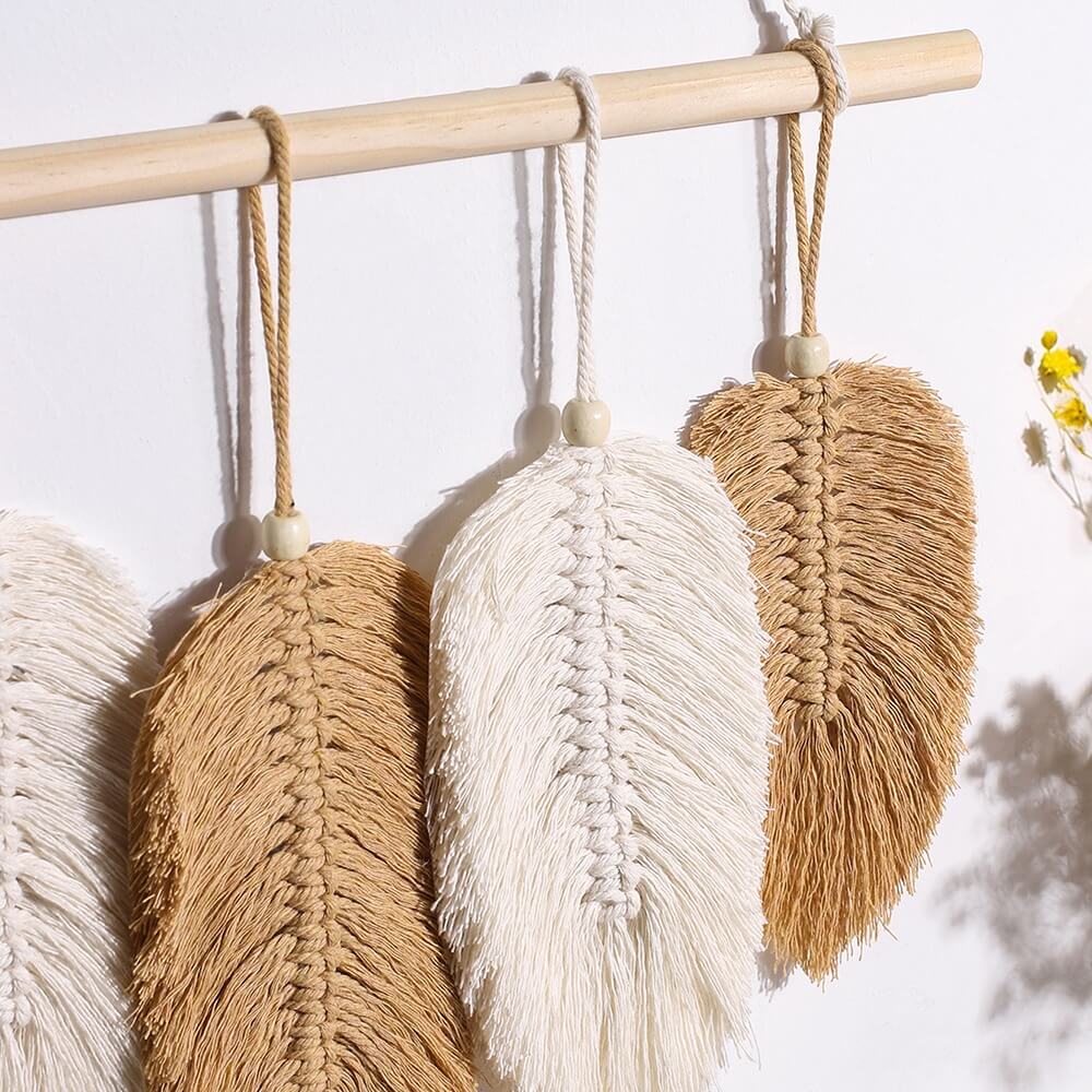 Makramowa dekoracja ścienna z piórami w stylu boho