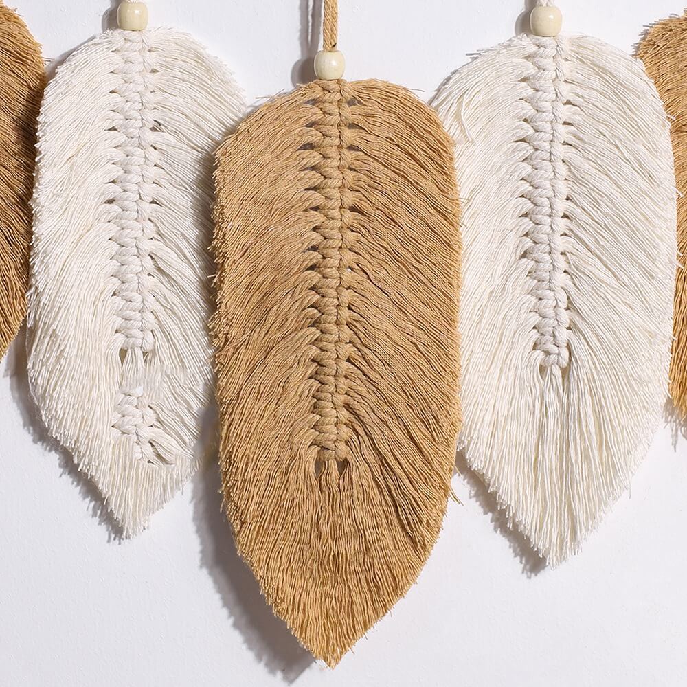 Makramowa dekoracja ścienna z piórami w stylu boho