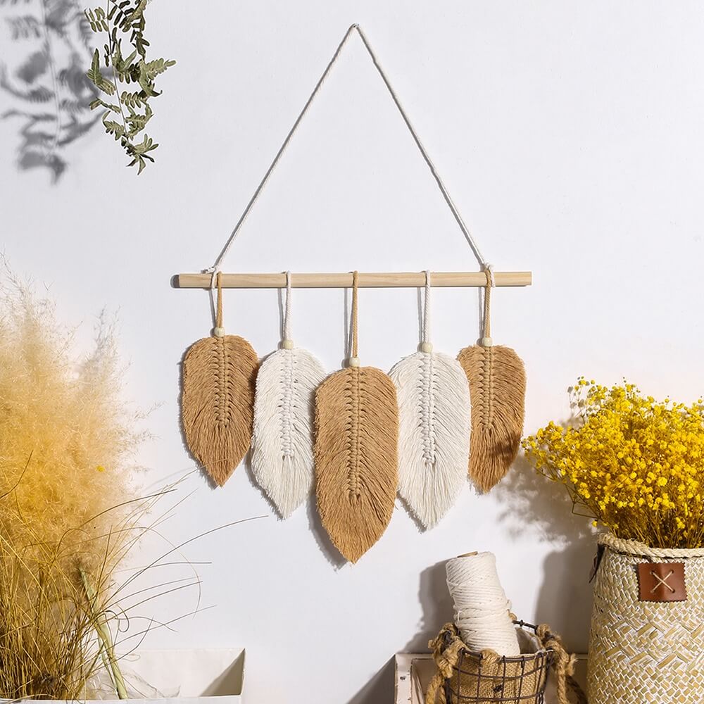 Makramowa dekoracja ścienna z piórami w stylu boho
