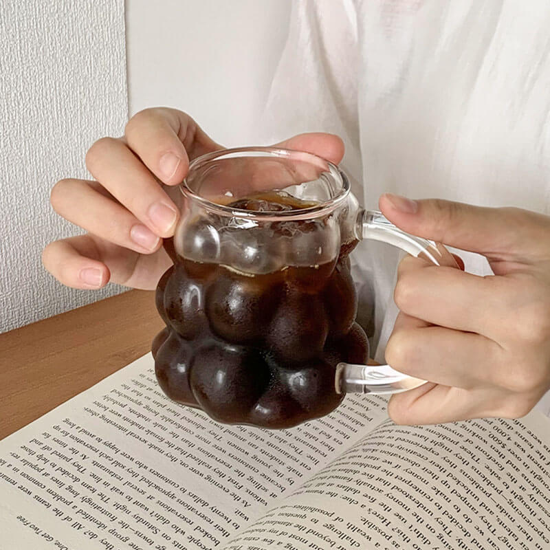 Duży szklany kubek z bąbelkami