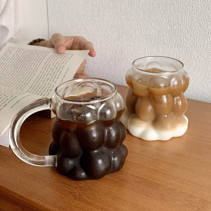 Duży szklany kubek z bąbelkami