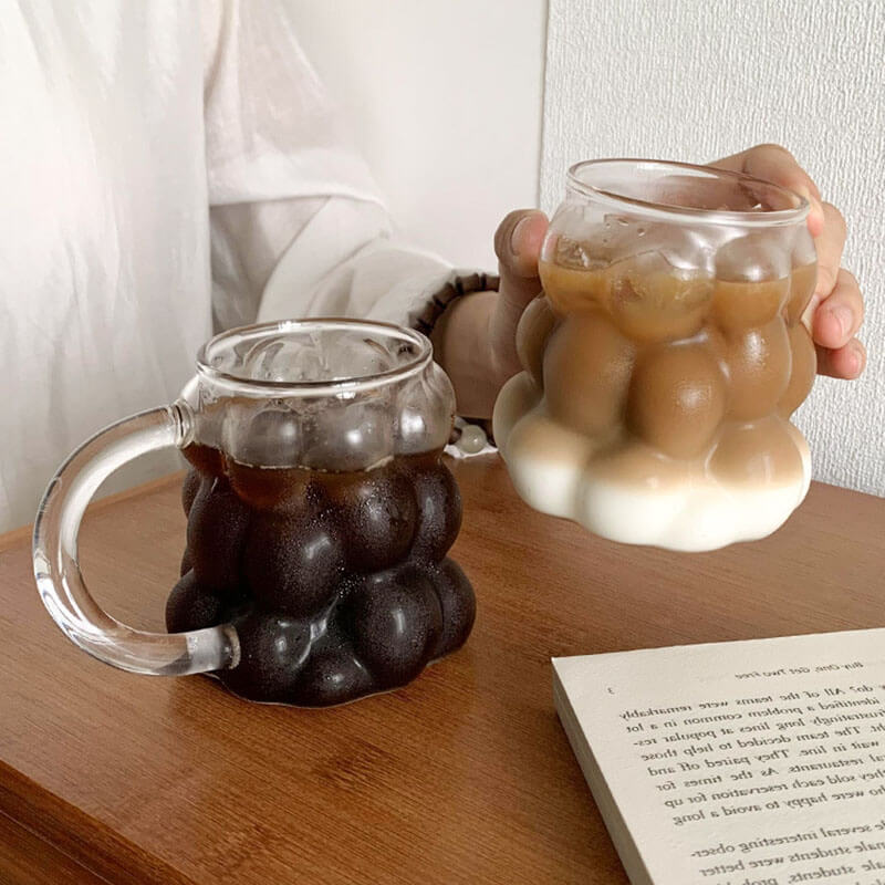 Duży szklany kubek z bąbelkami