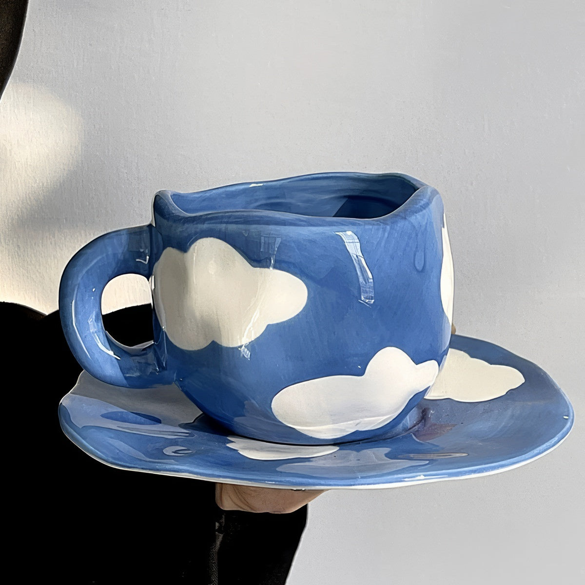 Zestaw ceramicznych kubków do kawy z niebem i chmurami