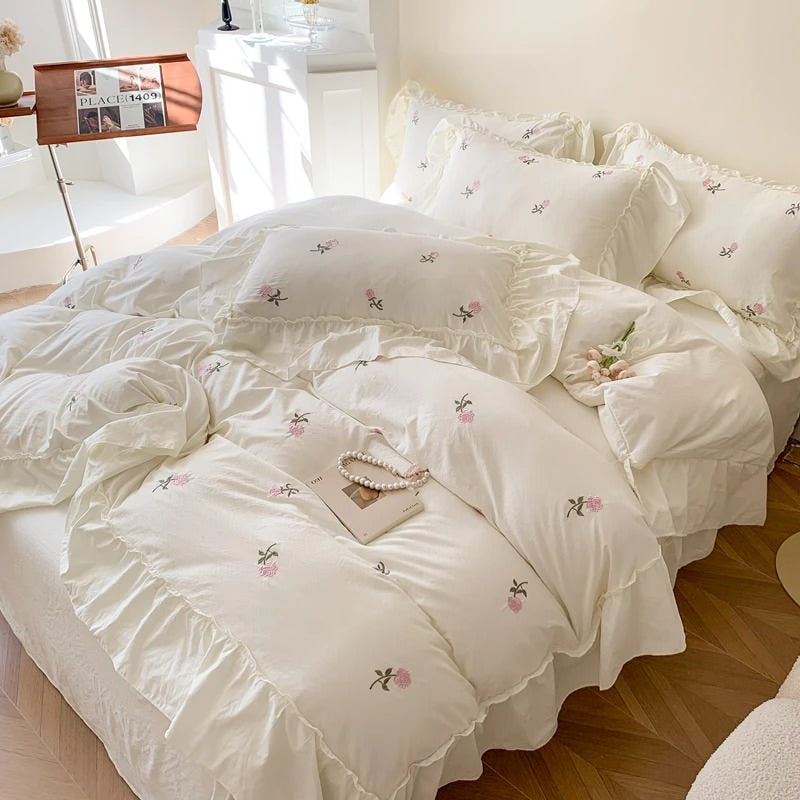 Zestaw pościeli z narzutą i poduchami Coquette Roses Ruffle