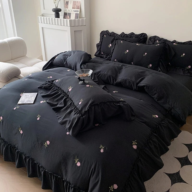 Zestaw pościeli z narzutą i poduchami Coquette Roses Ruffle