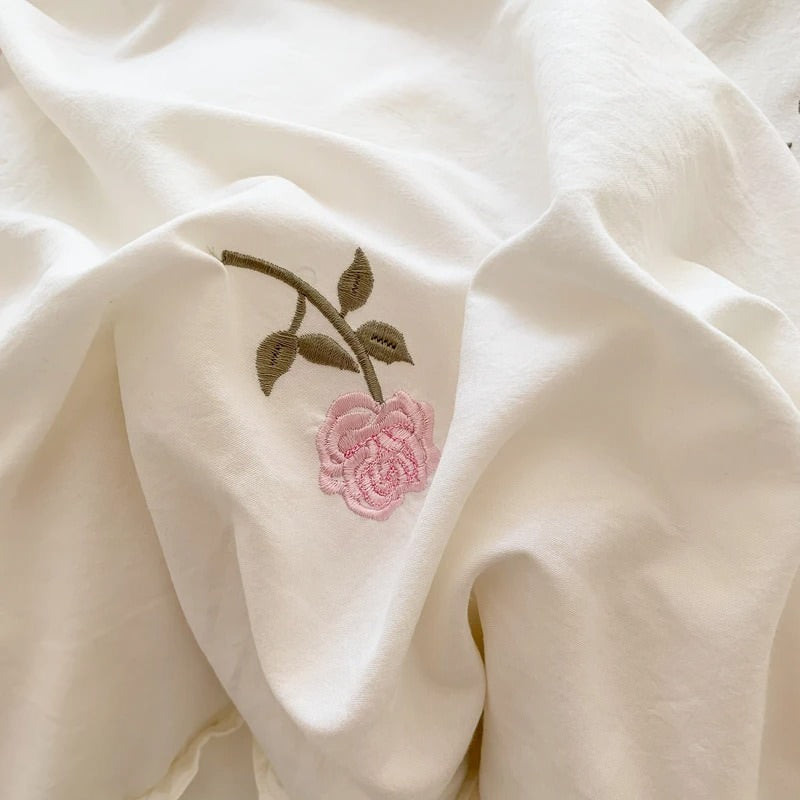 Zestaw pościeli z narzutą i poduchami Coquette Roses Ruffle