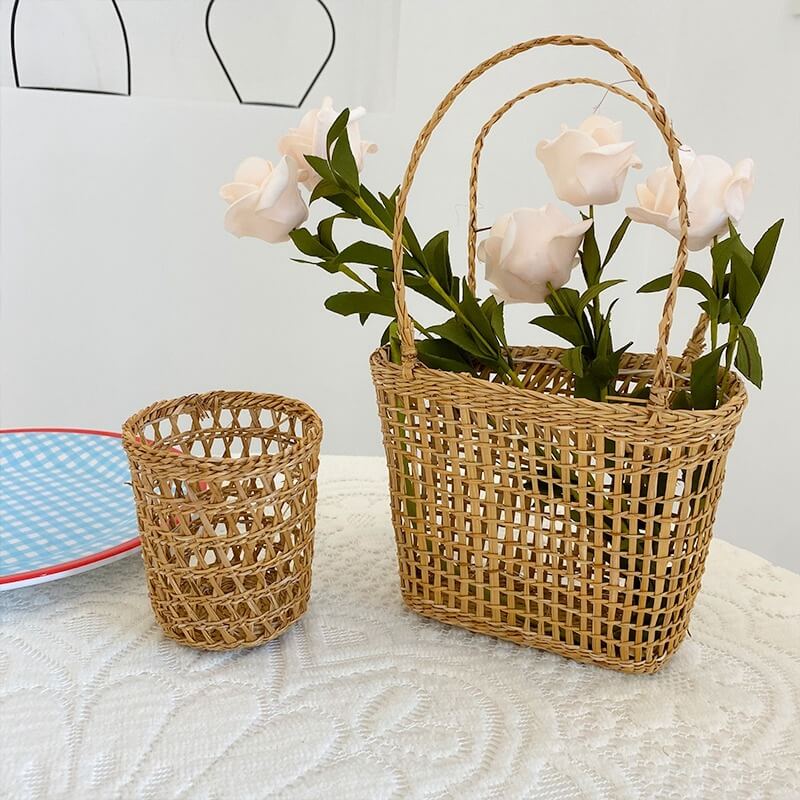 Mini koszyk rattanowy w stylu cottagecore