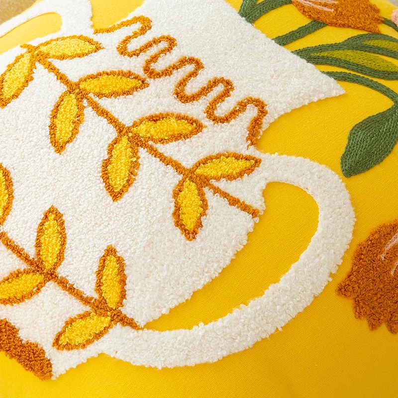 Wzorzysta poduszka z haftowanymi kwiatami w wazonie