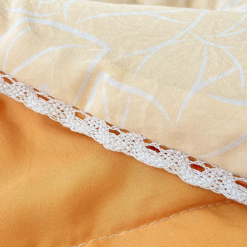 Urocza patchworkowa narzuta z nadrukiem pomarańczowym w stylu kreskówkowym