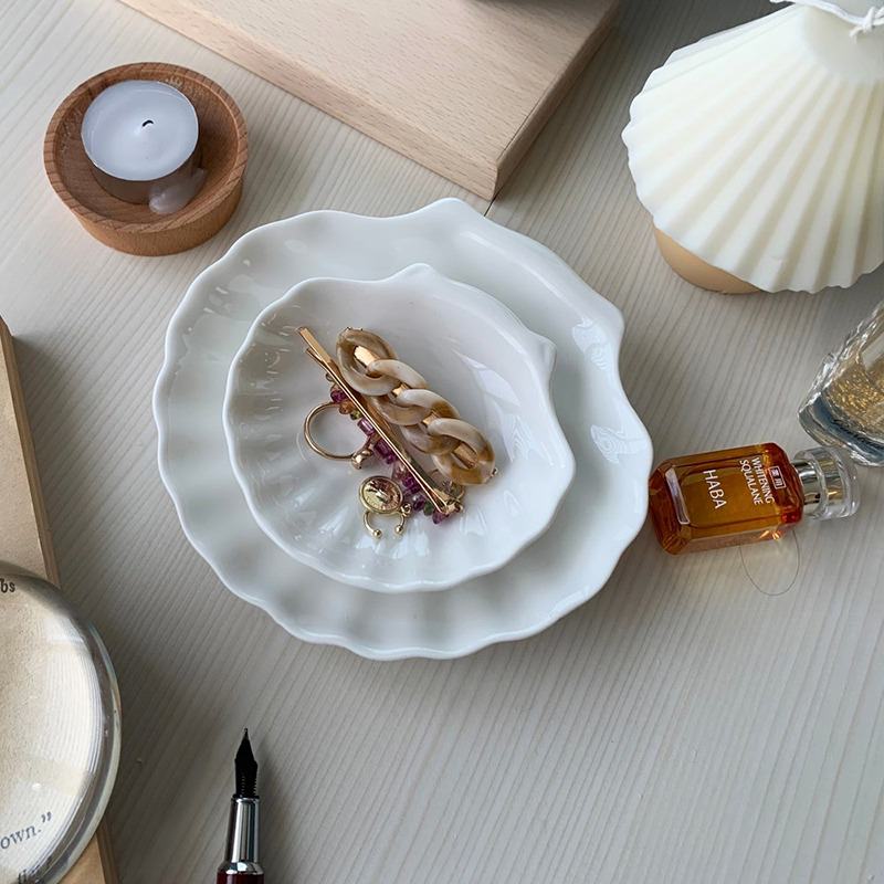 Biała ceramiczna taca na biżuterię w kształcie muszli