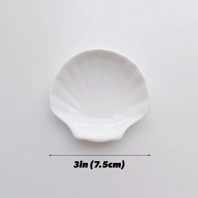 Biała ceramiczna taca na biżuterię w kształcie muszli