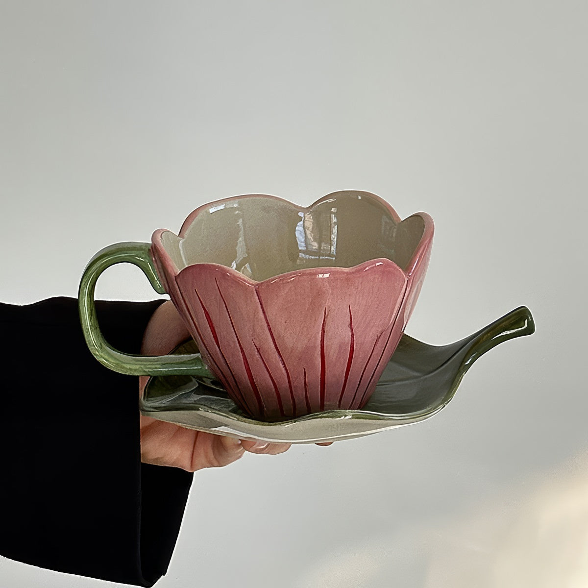 Zestaw ceramicznych filiżanek z kwiatkiem i spodkiem w kształcie liścia