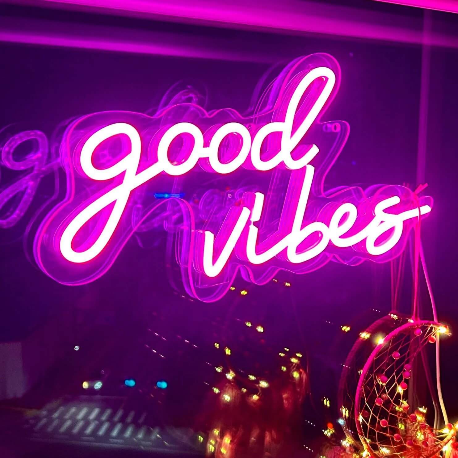 Neonowy napis ścienny Good Vibes