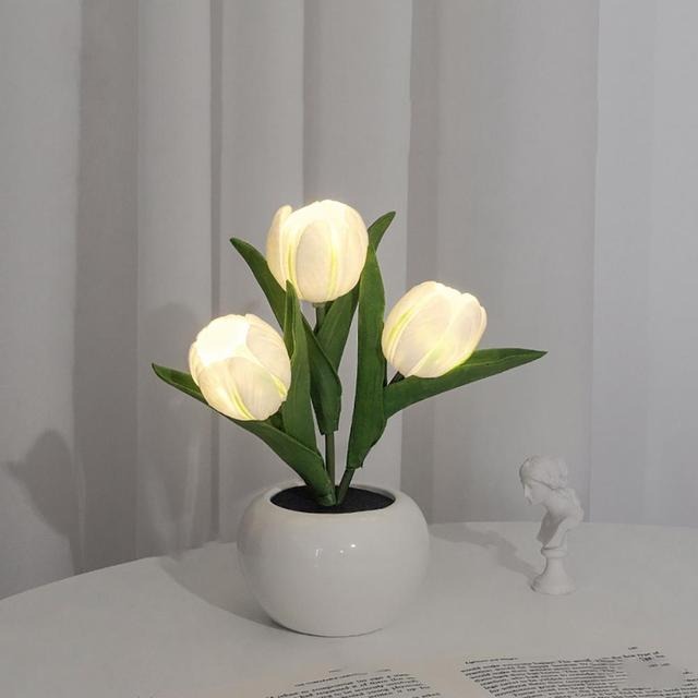 Miniaturowa lampka nocna LED z kwiatkiem tulipana w doniczce