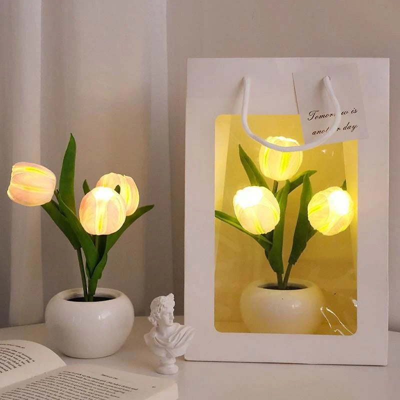 Miniaturowa lampka nocna LED z kwiatkiem tulipana w doniczce