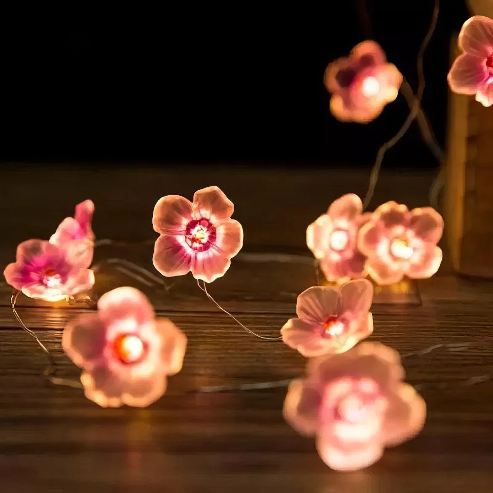 Małe różowe kwiaty - fairy lights z girlandami