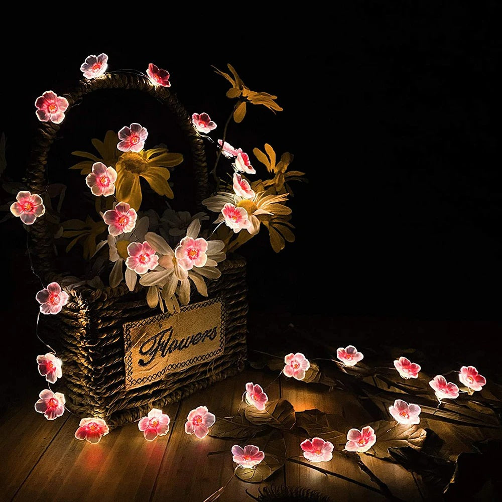 Małe różowe kwiaty - fairy lights z girlandami