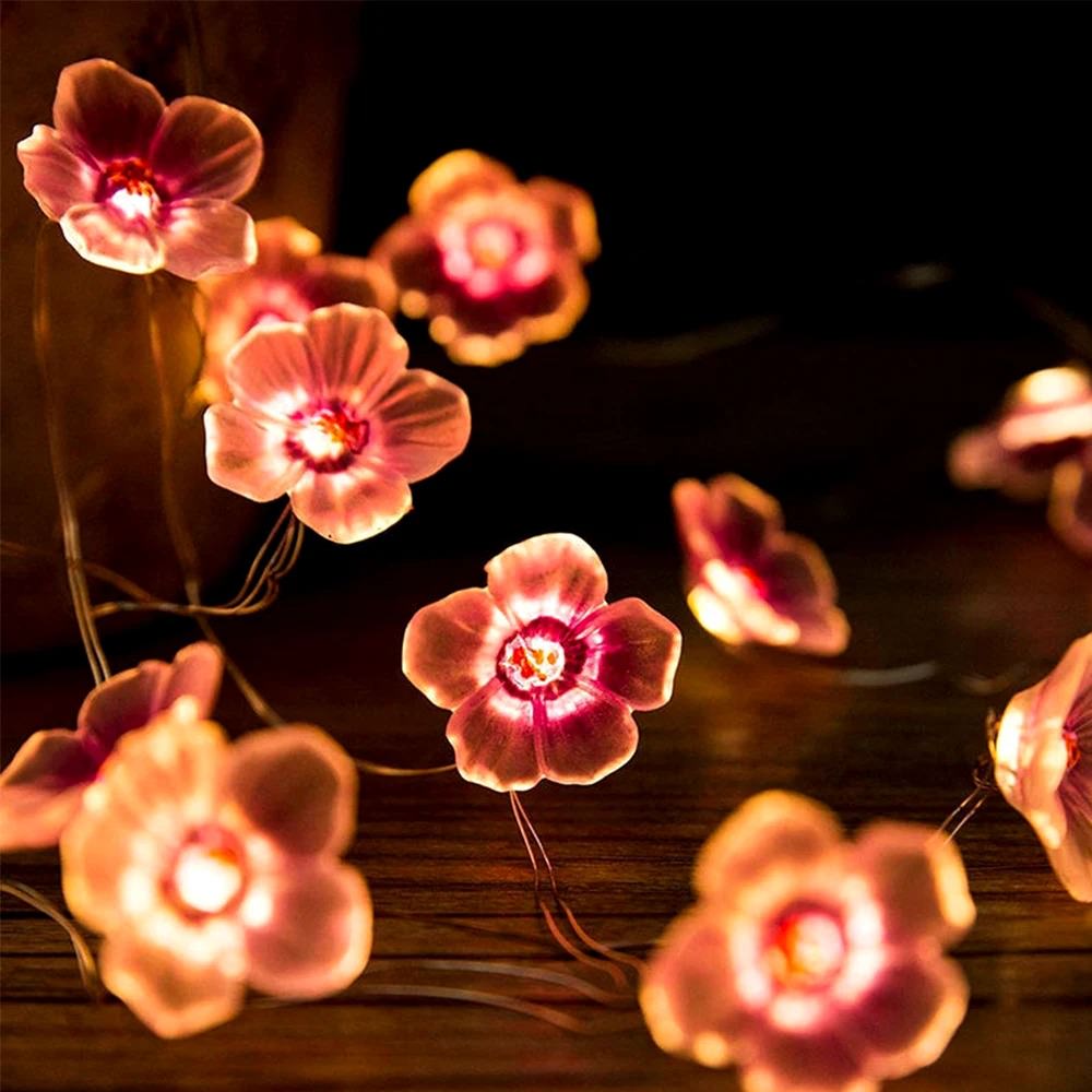 Małe różowe kwiaty - fairy lights z girlandami