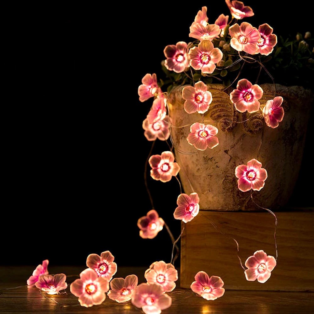 Małe różowe kwiaty - fairy lights z girlandami
