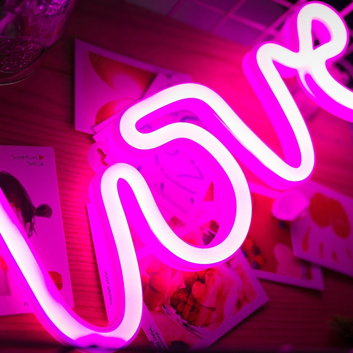 Neonowy napis Love