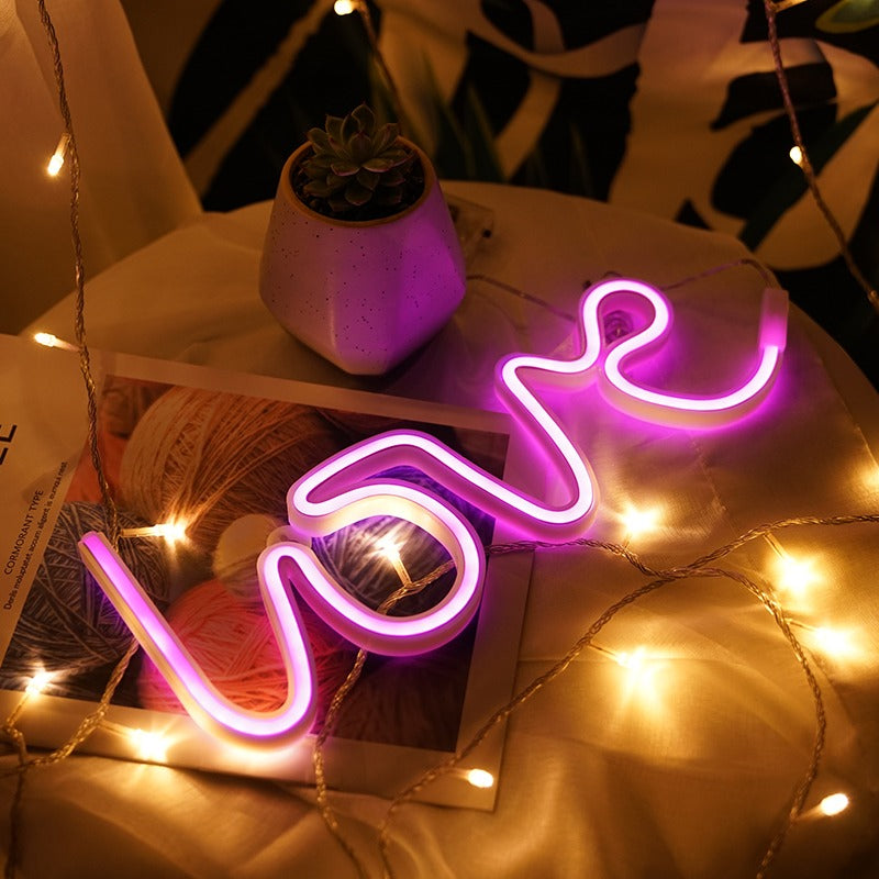 Neonowy napis Love