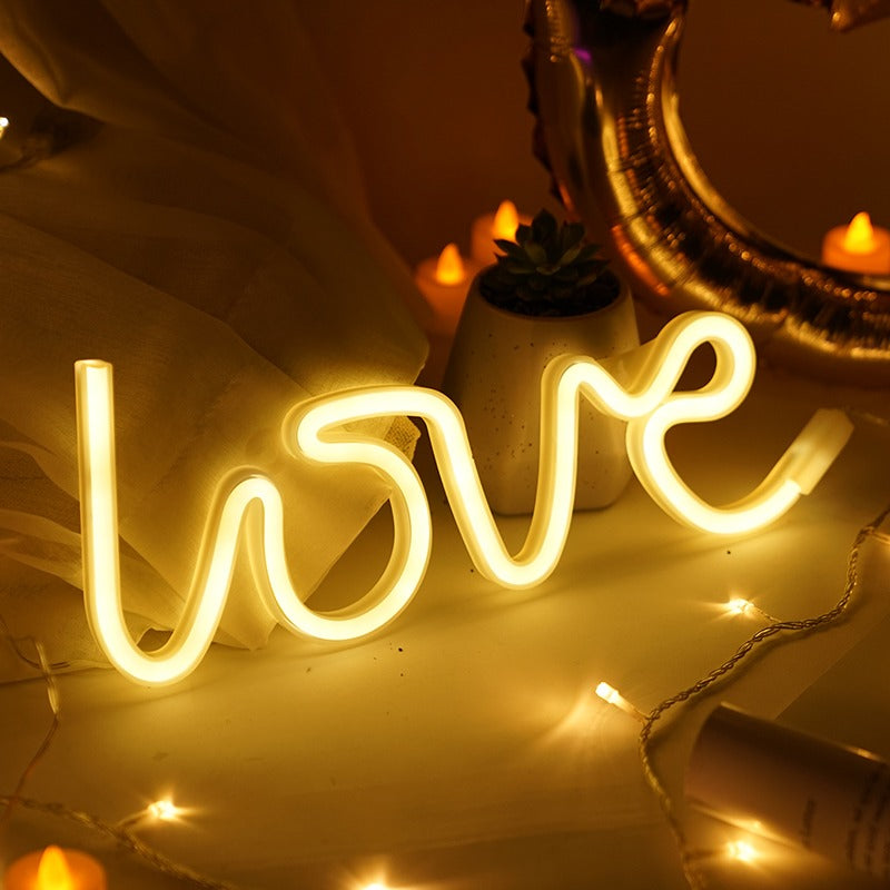 Neonowy napis Love