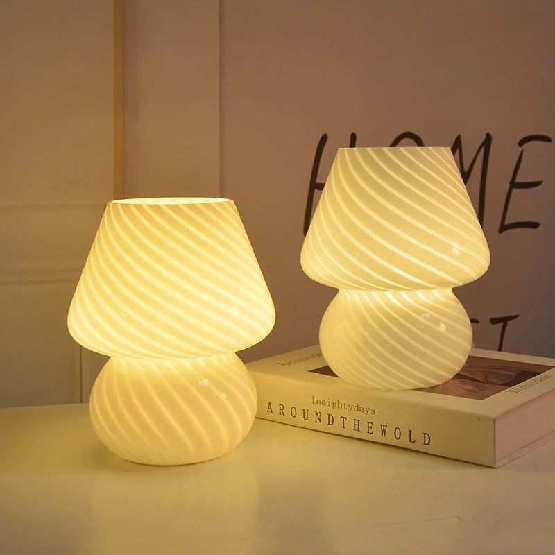 Lampka z ozdobną spiralą i paskami z szkła