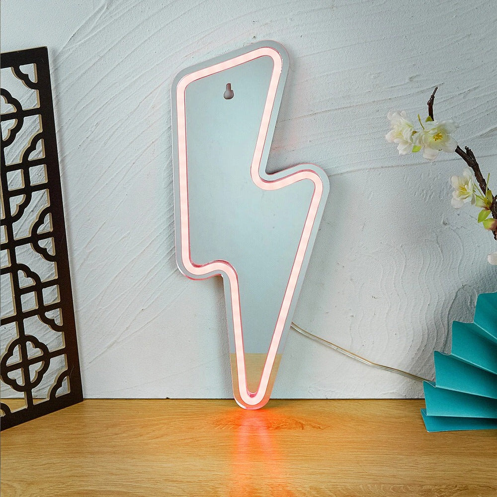 Wielobarwny lustrowany neonowy napis z błyskawicą