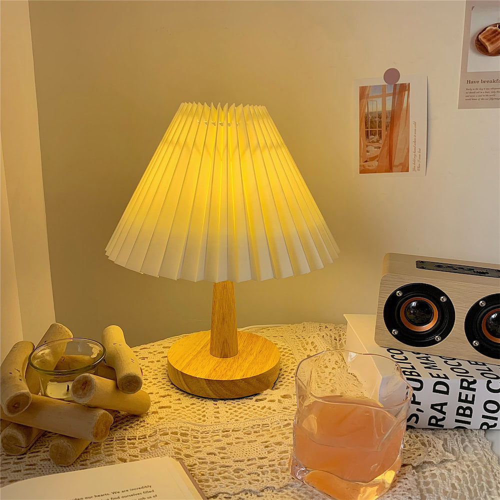 Lampska na stół z plisowanym abażurem