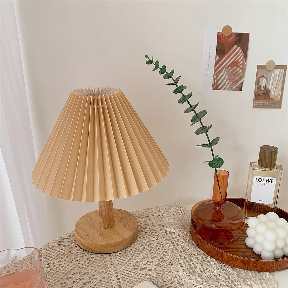 Lampska na stół z plisowanym abażurem