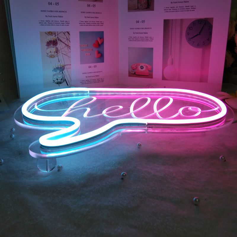 Różowo-niebieski neon z napisem Hello