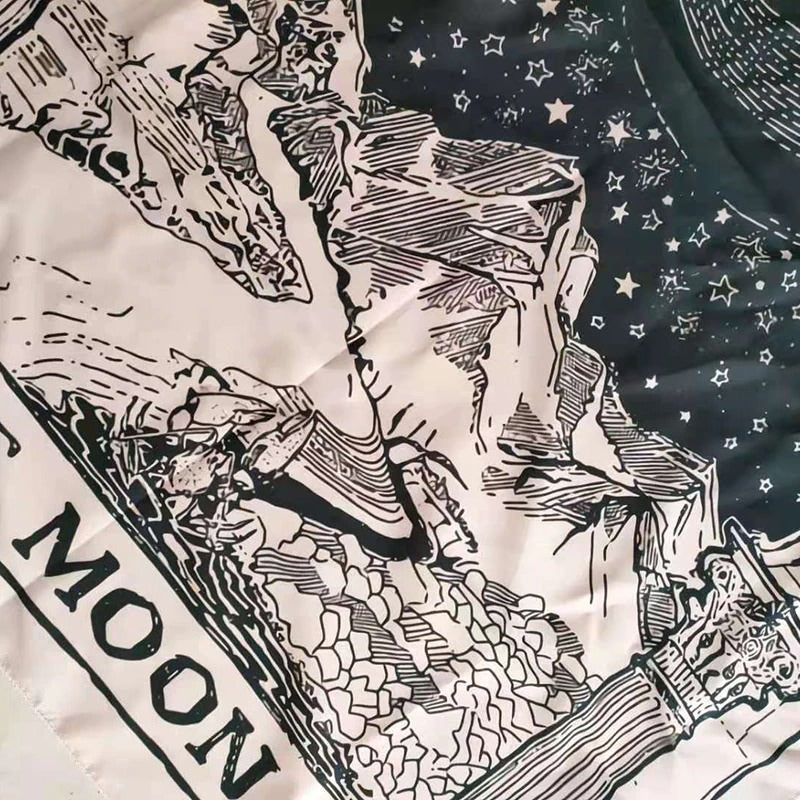 Jedwabna, monochromatyczna makatka Tarot "Księżyc