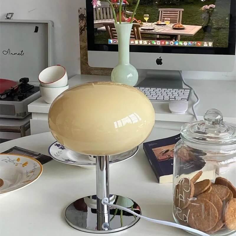 Retro lampa stołowa z ozdobnym lizakiem